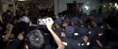 ޒުވާނުންގެ މުޒާހަރާ ތެރެއަށް ޕެޕާ ސްޕްރޭ ޖަހައި، ބަޔަކު ހައްޔަރުކޮށްފި