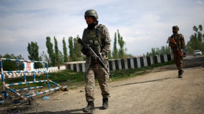 ޕާކިސްތާނާއި އިންޑިއާ ސިފައިން ފަހަތަށް ޖެހެނީ