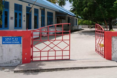 މުންޑޫ ސްކޫލަށް ހާޒިރުނުވާ މުވައްޒަފަކަށް 28،000ރ. ގެ މުސާރައެއް ދިން މައްސަލައެއް ޕީޖީއަށް