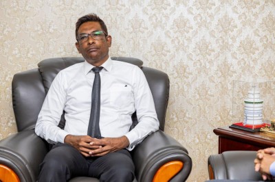 ސަސްޕެންޝަންގައި ހަ މަހު މުސާރަ ދިނުމަށް ފަހު ފަޒުލްގެ ބޭބެ މަގާމުން ވަކިކޮށްފި