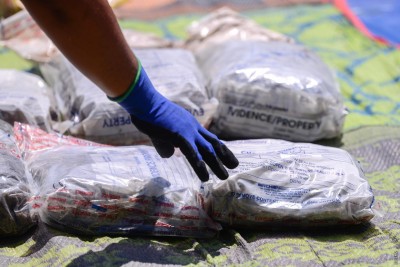 އެޕާޓްމެންޓަކުން 51 ޕެކެޓުގެ ޑުރަގާއި ގިނަ އަދަދެއްގެ ފައިސާއާއެކު، ހަތަރު މީހަކު ހައްޔަރުކޮށްފި