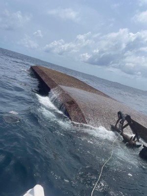 ކޮޅުވެއްޓި ބަންޑުން ޖަހައިލުން: ބޮޑު ސަރަހައްދެއް ބަލައިފި، އަދިވެސް ގެއްލުނު ބިދޭސީ މީހާ ނުފެނޭ