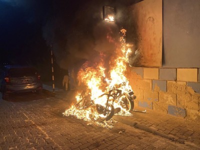 ހުޅުދޫގައި ގެއެއްކައިރީ ބަހައްޓާފައި ހުރި ސައިކަލުތަކެއްގައި ރޯވެ، ގެއްލުންވެއްޖެ