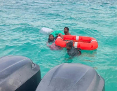 ފަރަށް އެރި ދޯންޏަކުން ދަތުރުކުރި 3 މީހުން ކަނޑުވެފައި ތިއްބާ ސަލާމަތް ކޮށްފި