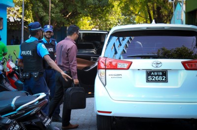 ފާޚަނާ ތަޅުލައިގެން އެތެރޭ ހުރި މީހަކު ނިކުންނަން ބުނުމުން ނިކުތީ ސިޑިމަތިން ދިމާވި "ވަގު"