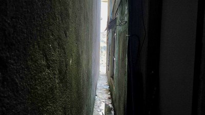 ދޮޅު ފޫޓު ވެސް ހަމަނުވާ ގޯޅިގަނޑެއްގައި މީހުން ދިރިއުޅޭ ގެއެއް!