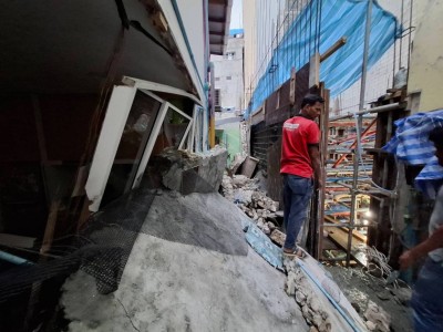 މާލޭގެ ގެއެއްގެ ފާރު ވެއްޓި، ޖެހިގެން ހުރި ގޭގެ ބަޔަކު ގޭ ތެރޭގައި ތާށިވެއްޖެ