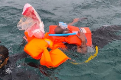 ކުނި އުފުލަނިކޮށް ފަރަށް އެރި ދޯންޏެއްގައި ތިބި ތިން މީހުން ސަލާމަތް ކޮށްފި