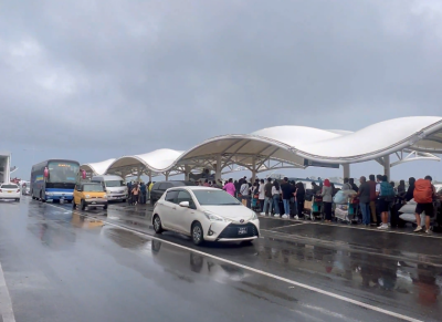 އެއާޕޯޓު ޓެކްސީ ކިއޫގައި އެތައް އިރަކު މަޑުކުރަން ޖެހުމުގެ ޝަކުވާ ބޮޑުވެއްޖެ