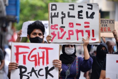 ގުރޫމްކުރުމުގެ ތުހުމަތަމަށް ވަޒީފާއިން ވަކިކުރީ ރަނގަޅަށް، ކުދިންގެ އަތުން ބަރަހަނާ ފޮޓޯ ހޯދި: ޓްރައިބިއުނަލް