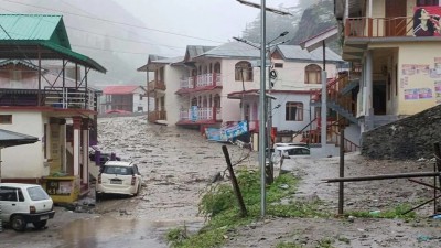 އިންޑިއާގައި ފެންބޮޑުވެ، 100 އަށްވުރެ ގިނަ މީހުން ގެއްލިއްޖެ