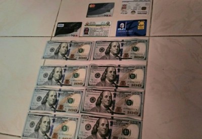 ފުލުހުން ހިފެހެއްޓި އެތައް ހާސް ޑޮލަރެއް "ގެއްލުނު"ކަމުގެ ތުހުމަތު، މައްސަލަ ބަލަނީ