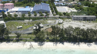 މަރުވެފައި އޮށްވައި ފެނުނު މީހާގެ ހަށިގަނޑު އޮތީ ކުނިވެފައި، ބެލެވެނީ ގެއްލިގެން ހޯދި ބިދޭސީއެއް ކަމަށް