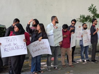 މީޑިއާ ކޮންޓްރޯލް ކުރުމުގެ ބާރު ރައީސަށް ނުދޭން އެދި ނޫސްވެރިން އިހުތިޖާޖުކޮށްފި