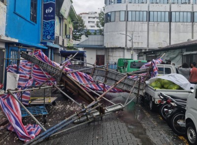 ހޮޅިތަކެއް ވަޔާ ވެއްޓި ސައިކަލަކާއި ޕިކަޕަކަށް ގެއްލުންވެއްޖެ