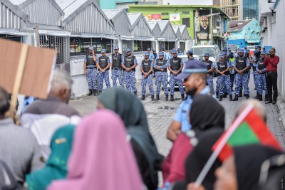 ފުލުހެއްގެ ލޯމަތީގައި ޖެހި މީހަކު އެއް އަހަރަށް ޖަލަށް