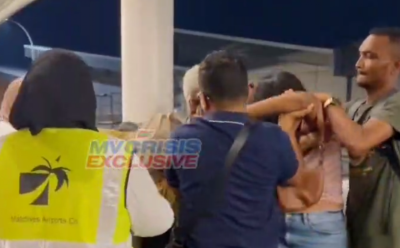 އެއާޕޯޓުގައި ދެ އަންހެނުން އަރައިރުންވެ މާރާމާރީއެއް ހިންގައިފި