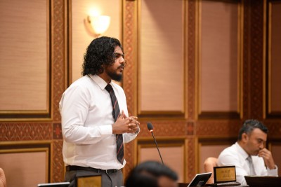 މީޑިއާ ވެސް އޮންނަންވާނީ ހުދޫދެއްގައި، އެކަމަކު ބިލު އޮތްގޮތަށް ފާސްކުރަން ދެކޮޅު: އަޒާން