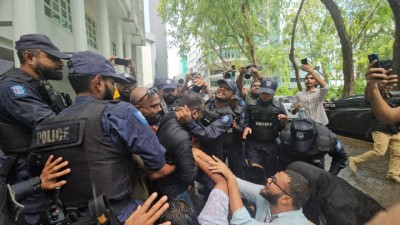 ގާނޫނީ އިންޒާރުދީ ދޫކޮށްލުމާއެކު އަނެއްކާވެސް ނޫސްވެރިން ރައީސް އޮފީސް ދޮށަށް އެއްވެއްޖެ