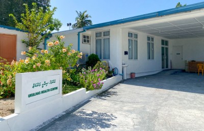 އުކުޅަހުގައި ފިރިހެނަކު، ބައްޕައަށް ވަޅިން ހަމަލާދީފި