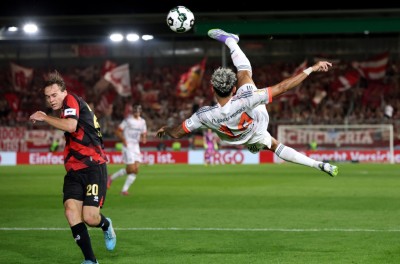 ކޭންގެ މޮޅު ކުޅުމާ އެކު ބަޔާން ދެވަނަ ބުރަށް