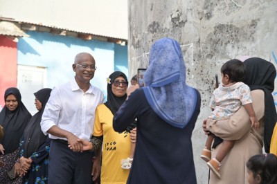 ރައީސް މުއިއްޒު އުޅުއްވަނީ ހުވަފެނެއްގެ ތެރޭގައި، މީހުން ޖަހަނީ ޖޯކު: ޞާލިޙް