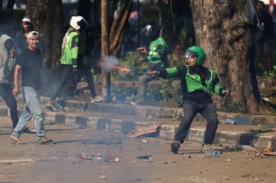 އިންޑޮނޭޝިއާގެ މަޖިލިސް މެންބަރުންގެ އިނާޔަތްތައް ކަނޑާލަން އެއްބަސްވެއްޖެ