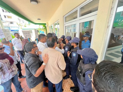 ޒަމީރާ ބައްދަލުނުވުމުން މުޒާހަރާ ހޫނުވެއްޖެ: 'ދޮރު ހުޅުވާ، ނުފިލޭނެ'