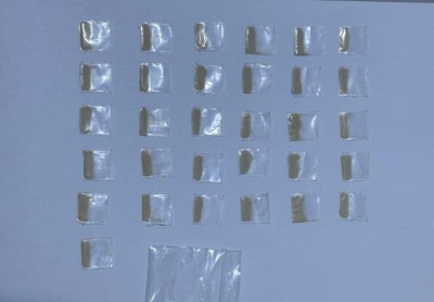 ޑުރަގު ކަމަށް ބެލެވޭ ޕެކެޓުތަކަކާ އެކު، މުލިން ހައްޔަރުކުރި މީހާގެ ބަންދަށް 30 ދުވަސް