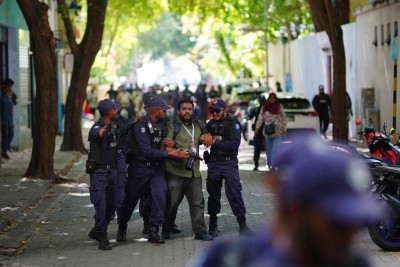 ދެކޮޅު ހަދަހަދާ އޮއްވާ، ދައުރުން ބޭރުން ޖަލްސާއެއް ބާއްވައިގެން ކޮންޓްރޯލް ބިލު ފާސްކޮށްފި