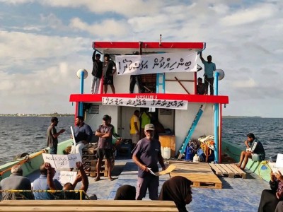 ނިންމުން ބަދަލުކުރަންދެން ދޮންފަނު ރައްޔިތުން ކަނޑުމަތީ މުޒާހަރާކުރަނީ