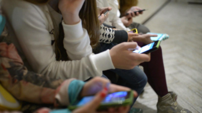 ސްކޫލްގަޑީގައި މޯބައިލް ފޯނު ބޭނުންކުރުން ހިމާޗަލް ޕްރަދޭޝްގައި މަނާކޮށްފި