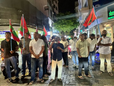 އެމްޑީޕީ ޕީޖީ މުޒާހަރާގައި ފުލުހުންގެ ސަފުތައް ފޫ އަޅުވާލުމުން ހޫނުވެއްޖެ
