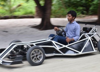 16 އަހަރުގައި އަމިއްލައަށް ހެދީ ކާރެއް: ކުލަޖެއްސީ ކުޑައިރުގެ ހުވަފެނުގައި