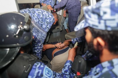 ދޫނިދޫގައި ބަނޑުހައިހޫނުކަމުގެ ހަޅުތާލު ކުރަމުން އައި އެމްޑީޕީގެ މެންބަރުން ކާން ފަށައިފި: ފުލުހުން