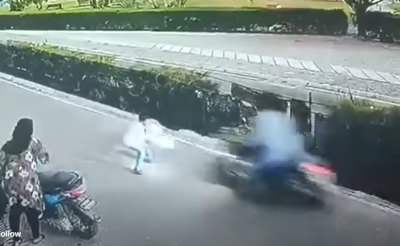 ބާރު ސްޕީޑުގައި އައި ސައިކަލު ޖެހުނީ މަގުމައްޗަށް ދުއްވައިގެން ކުޑަކުއްޖާގެ ގައިގައި