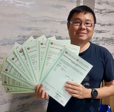 ދަރިވަރުންނަށް ޓިއުޝަން ނަގައިދޭ މި މުދައްރިސު އެ ދަރިވަރުންނާ އެކު ކޮންމެ އަހަރަކު އޯ-ލެވެލް އިމްތިހާނުގައި ބައިވެރިވޭ