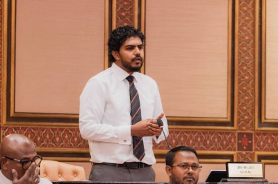 ސިފައިންނާއި ފުލުހުންގެ ވެރިންގެ މާލީ ބަޔާން ވެސް ހާމަކުރަންޖެހޭ: އަޒާން