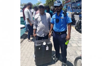 ބައިލައްކަ ރުފިޔާ ހުރި ފޮއްޓެއް ޖެޓީ ކައިރިން 'ގެއްލުމުން'، ފުލުހުން 30 މިނެޓުން ހޯދައިފި