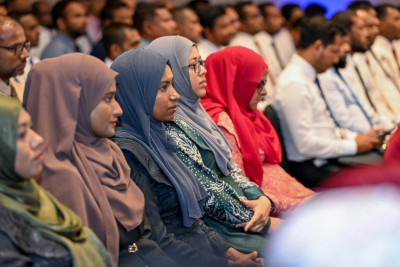 އޭއައި ބޭނުންކޮށްގެން ކިޔަވައި ދިނުމަށް، ޓީޗަރުން ތަމްރީނު ކުރަނީ