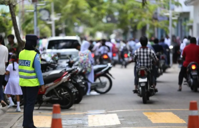 ބަނގުރަލާއެކު ހައްޔަރުކުރި ބަޔެއްގެ ތެރޭގައި އަންހެން ފުލުހެއް؛ ވަކިކުރަން ލަފާދީފި