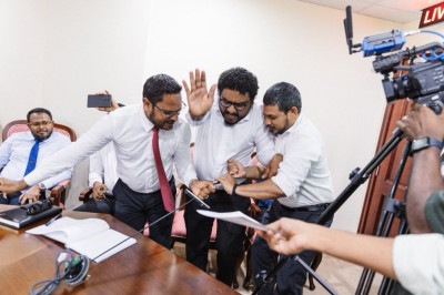 މައިކަށް ގެއްލުންދިން މައްސަލައިގައި މައުރޫފާއި އިމްރާނާއި ސަމީރުގެ އަތުން އަގު ނަގަނީ