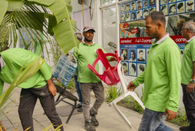 ހުޅުމާލޭގެ ދުވާރުމަތީ ބަހައްޓާފައި ހުންނަ ގޮނޑި، މޭޒު ނަގަން ފަށައިފި