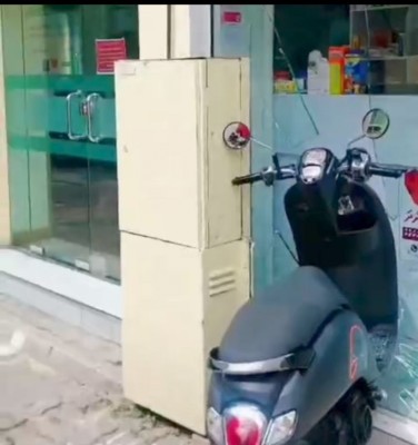 ސައިކަލެއް ކޮންޓްރޯލްނުވެ، ފާމަސީއެއްގެ ބިއްލޫރިގަނޑުގައި ޖެހިއްޖެ