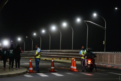 ބުރިޖު މަތިން ދިޔަ ސައިކަލެއްގައި ފަހަތުން އައި ކާރެއް ޖެހި، ދެ މީހަކަށް އަނިޔާވެއްޖެ