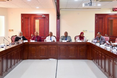 ސިވިލް ސާވަންޓުން ގިނައިރު ވަންދެން ކޮފީގައި ތިބޭތީ، އެކަމަށް ފިޔަވަޅު އަޅަން ބޭނުން: ސީއެސްސީ