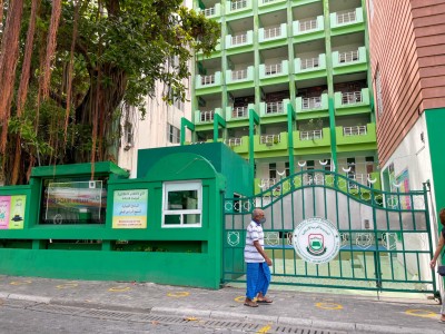 އަރަބިއްޔާ ސްކޫލުގެ ކުރީގެ އިމާރާތް ތަޅާލައި، ޕާކަކާއި ޕާކިން ޒޯނެއް ހަދަނީ