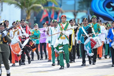 ޖުމްހޫރީ ދުވަސް ފާހަގަކުރަން ސްކޫލު ކުދިން މާލެއާއި ހުޅުމާލޭގައި ޕެރޭޑު ޖަހަނީ