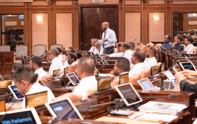 ވޯޓަކަށް ނުގޮސް މެންބަރުންގެ ގޮނޑި ގެއްލޭ ގޮތަށް ބާއްވަން މަޖިލީހުން ފާސްކޮށްފި