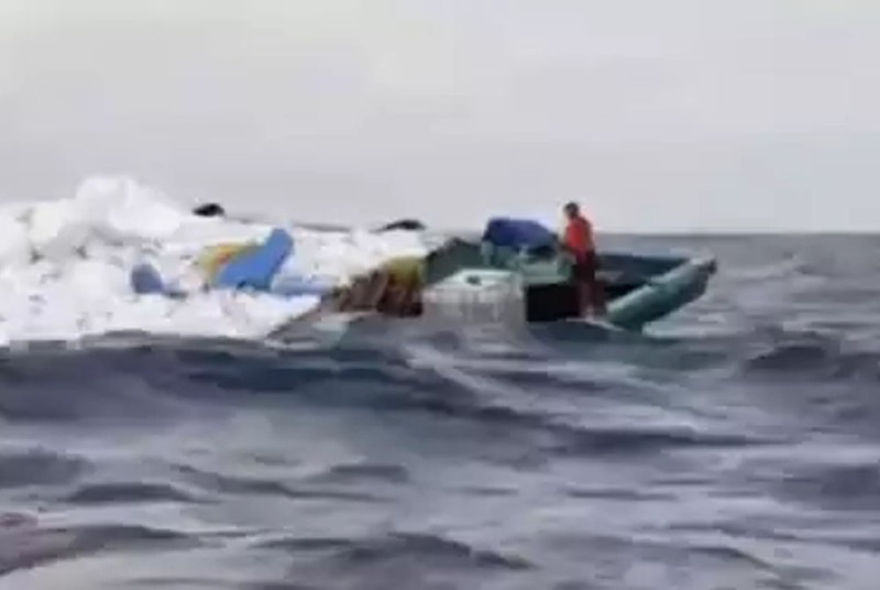 3 މީހުންނާ އެކު ދަތުރު ކުރަމުންދިއަ މުދާ އުފުލާ ދޯންޏެއް އަޑިއަށް ދާތީ ފުލުހުން ހަރަކާތްތެރި ވަނީ